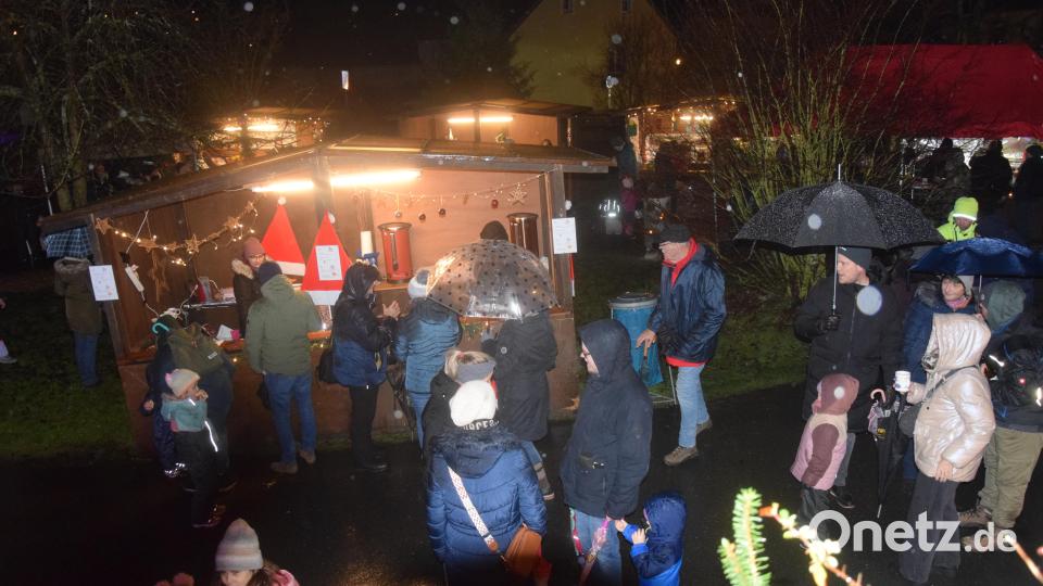 Stimmungsvoller Christkindlmarkt im Garten des Pfarrhofs Sankt Emmeram. Bild: fz