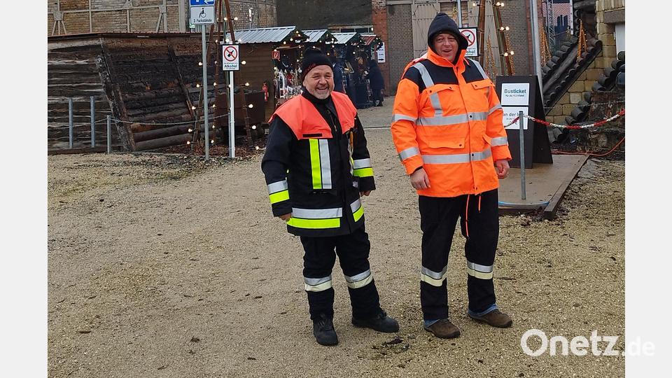 Trotz nicht idealer Wetterbedingungen wiesen gut gelaunte Feuerwehrleute die Besucher zu den Parkplätzen ein. Bild: mzi