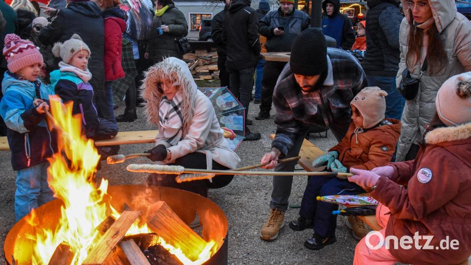 Ein beliebter Platz beim Raigeringer Winterzauber war rund um die Feuerschale. Bild: Stephan Huber