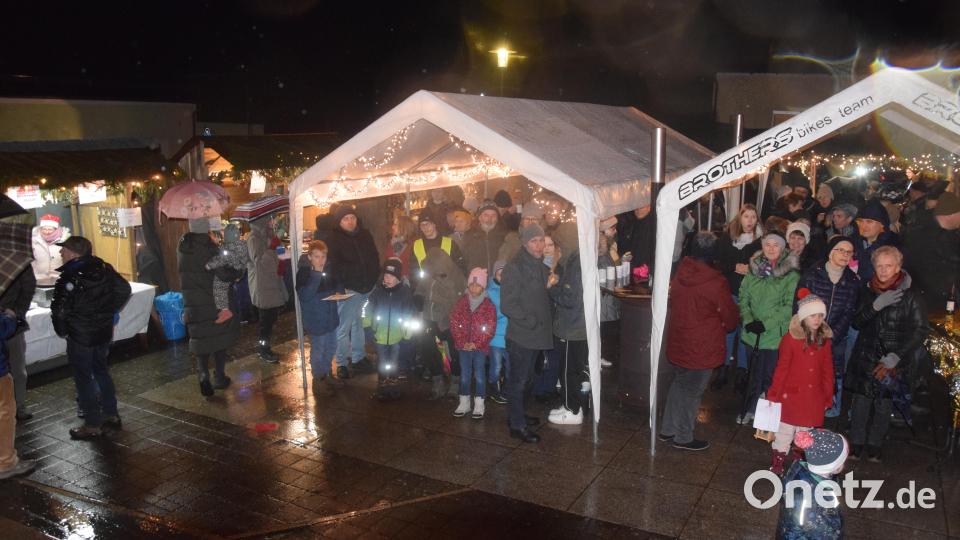 Links der Eingang in den Budenweg. Rechts daneben die beiden Pavillon,s unter denen die Besucher den Worten des Christkindes lauschten. Bild: fz