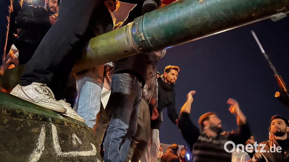 Nach der Flucht von Assad feiern Bürger in Damaskus. Bild: Omar Sanadiki/AP/dpa