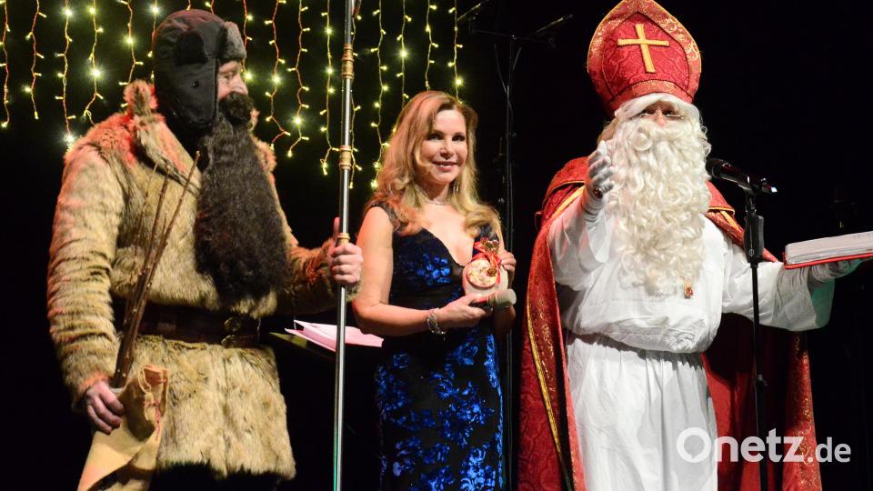 Spontaner Besuch vom Christkindlmarkt: Sankt Nikolaus und Knecht Rupprecht überraschen Deborah Sasson mit einem Päckchen. Bild: Kunz