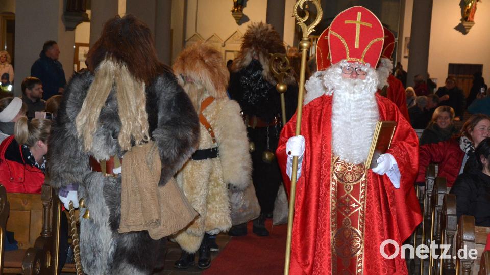 Einzug der Nikoläuse und Krampusse in die Stadtpfarrkirche. Bild: jr