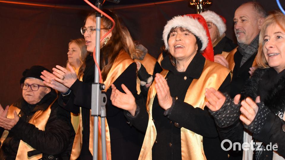 Der Gospelchor „Hope &amp; Joy“ verband mit seinen beschwingten geistlichen Liedern, deutsche und amerikanische Weihnachtskultur musikalisch. Bild: rgr