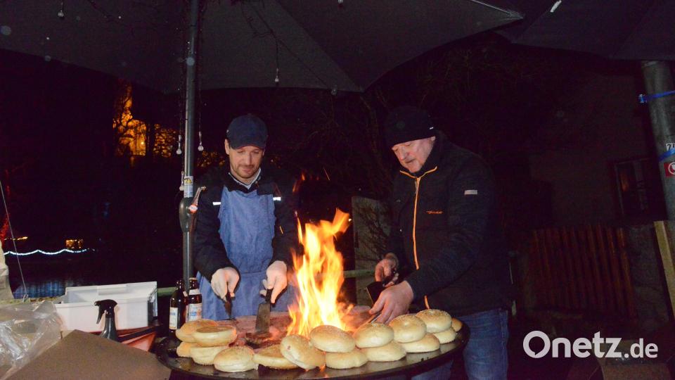 Wer Burger am offenen Feuer berät, friert zumindest nicht an den Händen. Bild: bey