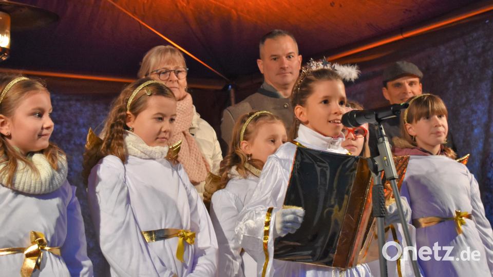 Das Christkind spricht den Prolog. Bild: rgr