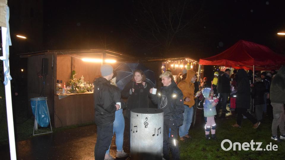 Trotz des miesen Wetters breitete sich weihnachtliche Stimmung innerhalb der Weihnachtsstände aus Bild: fz
