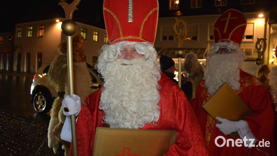 Wer steckt sich hinter diesem Bart? Es ist der Mitterteicher Bürgermeister Stefan Grillmeier, der schon seit vielen Jahren als Nikolaus Familien besucht. Bild: jr
