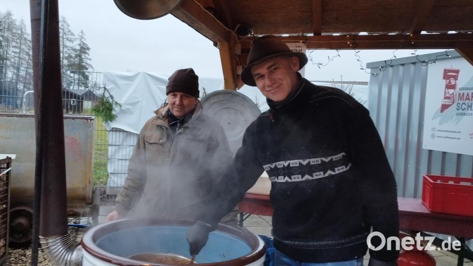 Wolfgang Wiesent und Peter Danninger (von links) vom Landesverband für Vogelschutz behielten den Zopf mit dem Auerochsengulasch immer im Auge. Bild: mzi