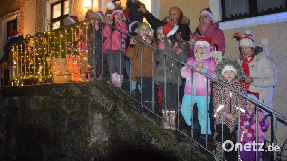 Die Kinder der Kinderoase bereichern mit ihren Liedern den Christkindlmarkt und erfreuen dessen Besucher. Bild: fz