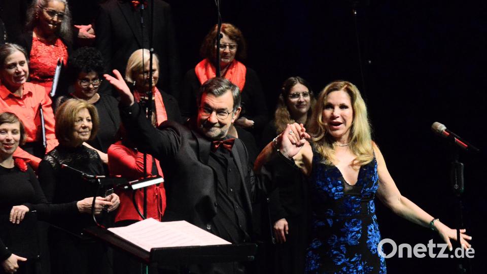 Peter Pollinger und Deborah Sasson feiern einen großartigen musikalischen Abend. Bild: Kunz