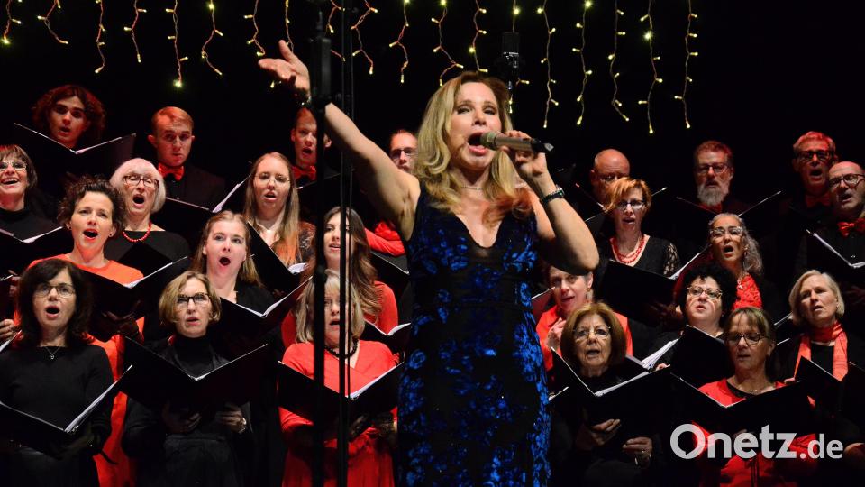 Ein kongeniales Zusammenspiel: Deborah Sasson singt mit dem Weidener Kammerchor. Bild: Kunz