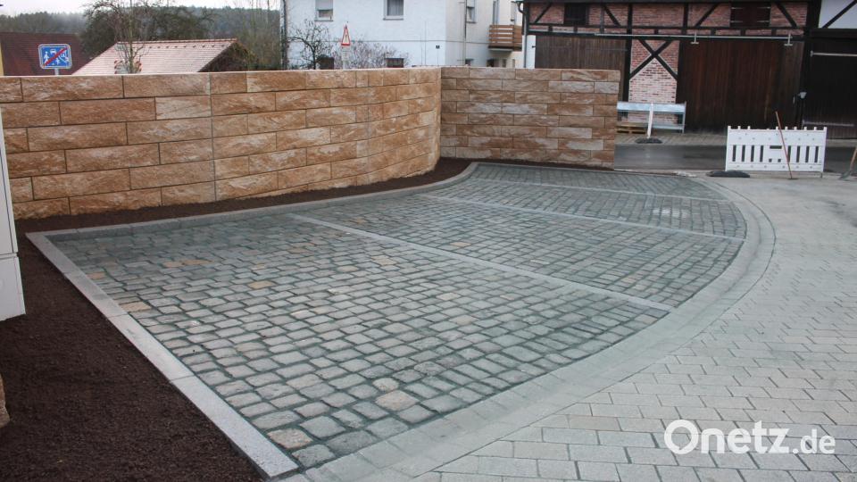Etwa 100 Jahre alt ist das Pflaster dieser neu angelegten Parkplätze. Es gehörte einst zur Fahrbahn der Reichweinstraße und lag seit einer Straßenerneuerung wohlverwahrt im städtischen Bauhof. Bild: bjp