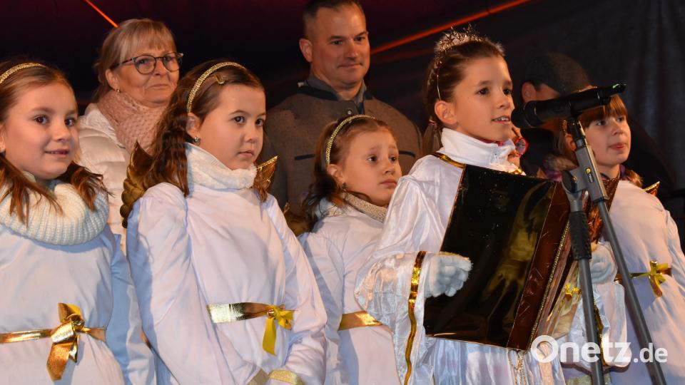 Christkind Magdalena Richter eröffnete umrahmt von einer Schar Engel den Adventsmarkt. Bild: rgr