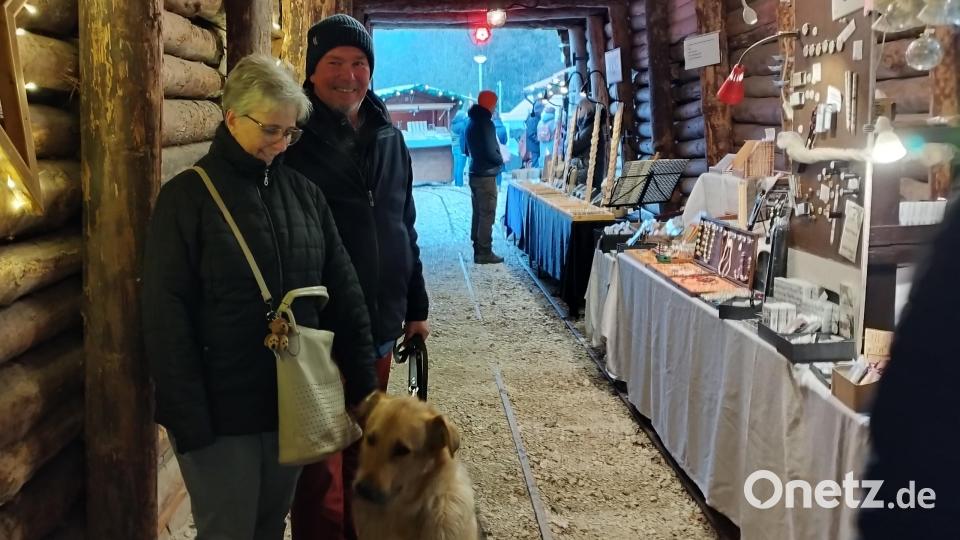Zwei- und Vierbeiner haben Spaß beim Bummel im Schaustollen. Bild: mzi