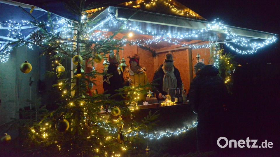 Die Verkaufsstände beim Adventsmarkt sind ebenfalls &quot;märchenhaft&quot; dekoriert. Bild: bey