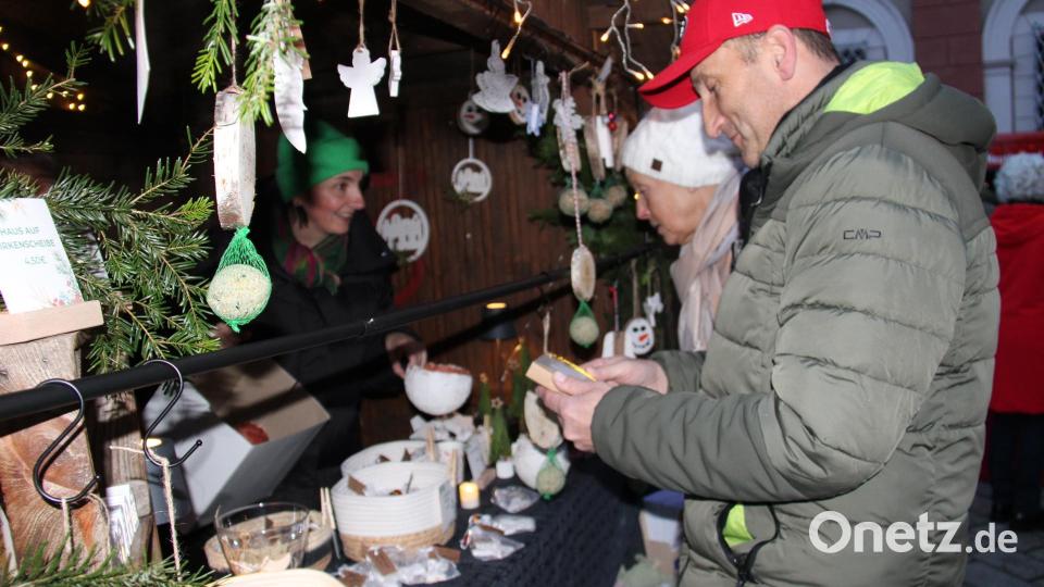 Am Stand des Fördervereins der St. Felix Schule wurde von den Schülern gebastelte Advents-Deko zum Verkauf angeboten. Bild: prh