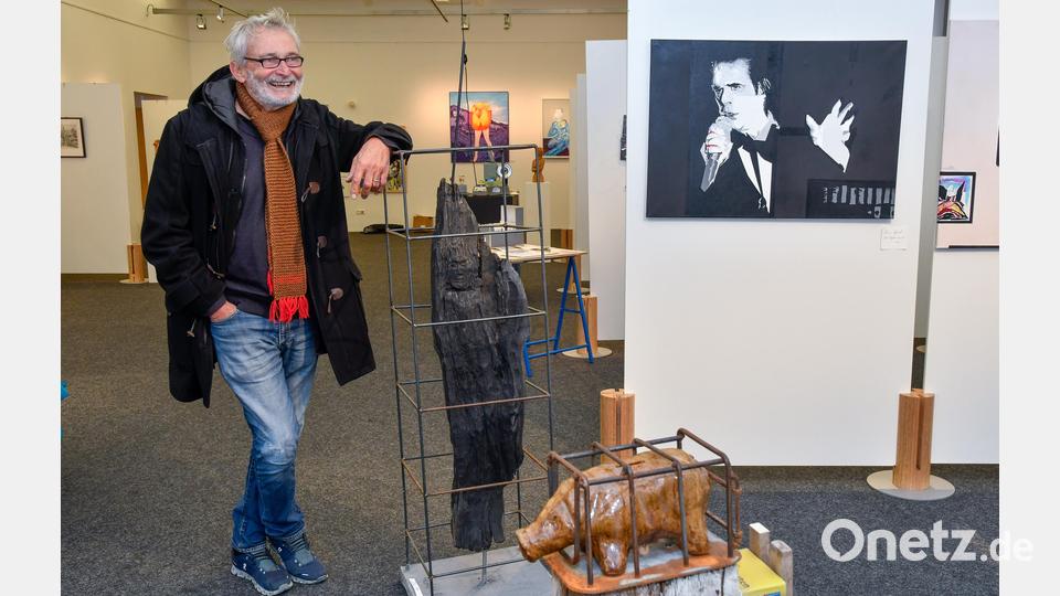 Achim Hüttner, der Sprecher der Gruppe Amberger Künstler, inmitten der 51. Jahresausstellung. Ihm gefällt sie übrigens. Bild: Petra Hartl