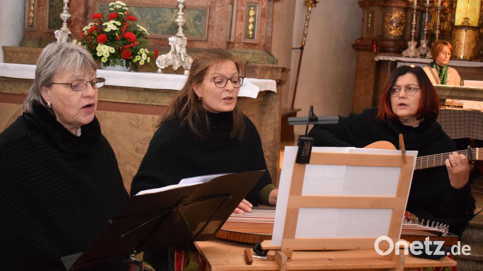 Gefühlvoll bringen die &quot;Schönseer Moidla&quot; die Weihnachtsgeschichte zu Gehör. Bild: bnr