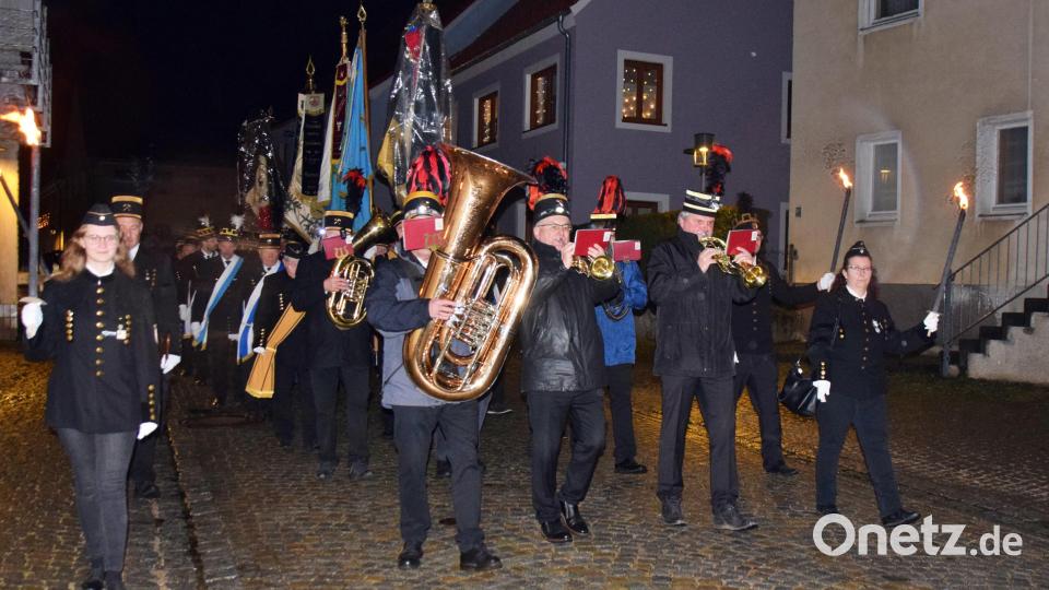 Mit Fackeln zogen die Bergleute durch Königstein zur Barbarafeier in die St.-Georgskirche. Bild: hdk