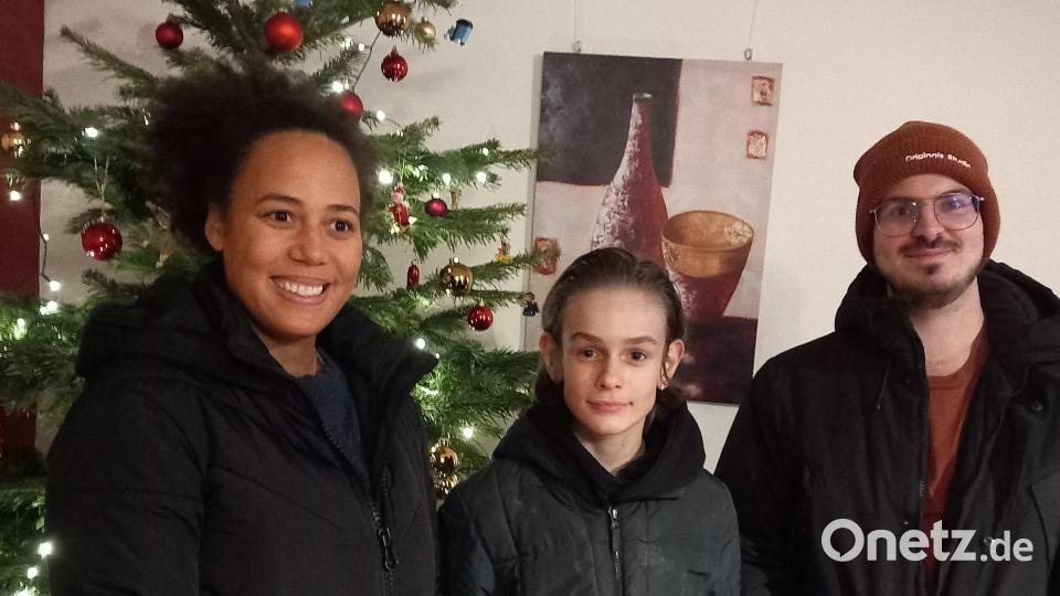 Einen Basketball wünscht sich der 13-jährige Lukas (Mitte). Jeniece Blaine (links) und Yunus Misral sind Gruppenbetreuer im Ernst-Naegelsbach-Haus und hoffen für die Kinder und erwachsenen Bewohner, dass möglichst viele Wünsche von Menschen mit großem Herz erfüllt werden. Bild: hka