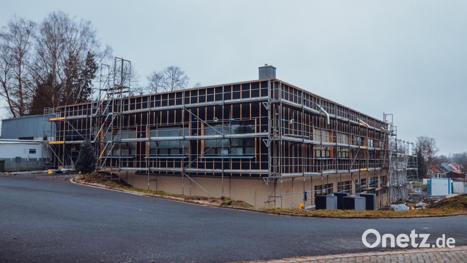 Das Obergeschoss beherbergt die Praxisräume – und wird noch in diesem Jahr mit Holz verkleidet. Bild: Susanne Forster