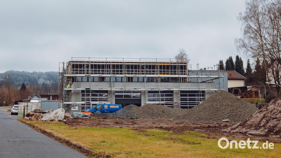 Das neue Bärnauer Ärzte- und Feuerwehrgerätehaus nimmt allmählich Gestalt an. Noch vor Weihnachten soll die Holzverkleidung des oberen Geschosses montiert werden. Bild: Susanne Forster