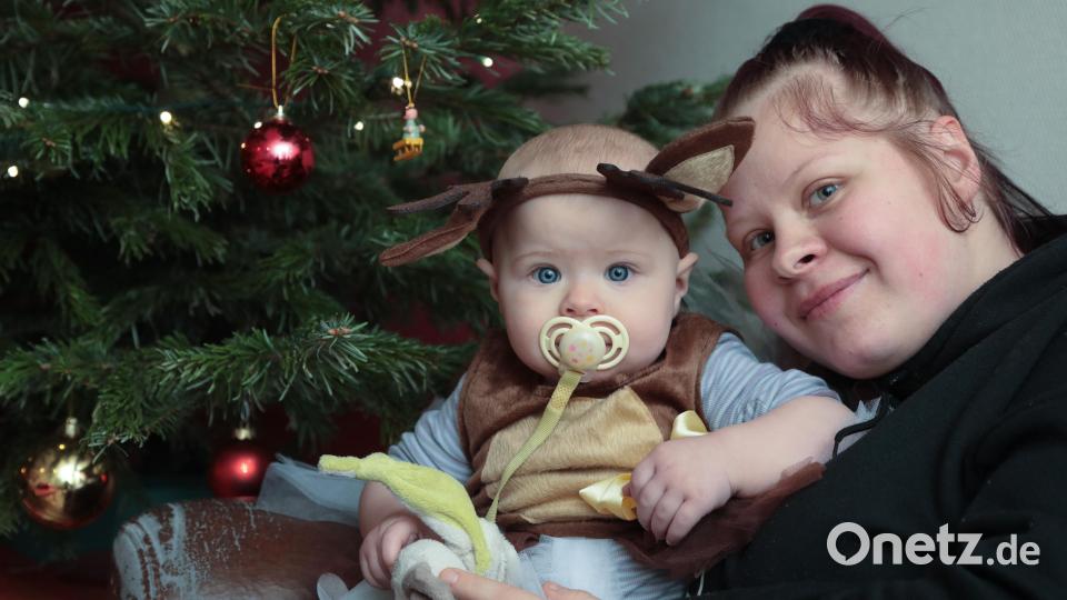 Für ihre kleine Tochter Miriam wünscht sich Nadine ein Kinder-Spielzelt, für sich selber einen Staubsauger, da sie bald eine Wohnung beziehen will. Bild: Wolfgang Steinbacher