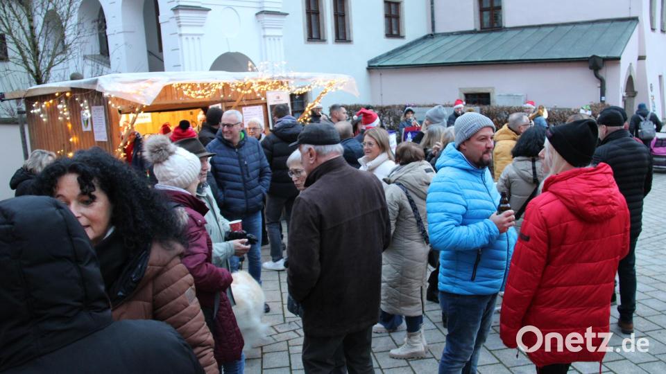 Sehr gut besucht ist am Sonntag der Weihnachtsmarkt der Vereine am Neustädter Schlossplatz. Bild: prh