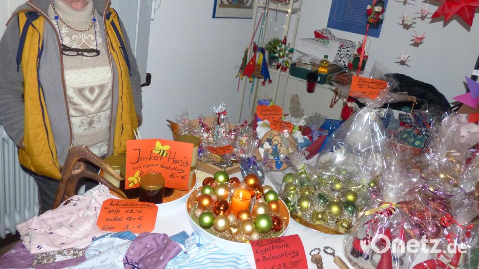 Viele Weihnachtsartikel werden angeboten. Bild: hme