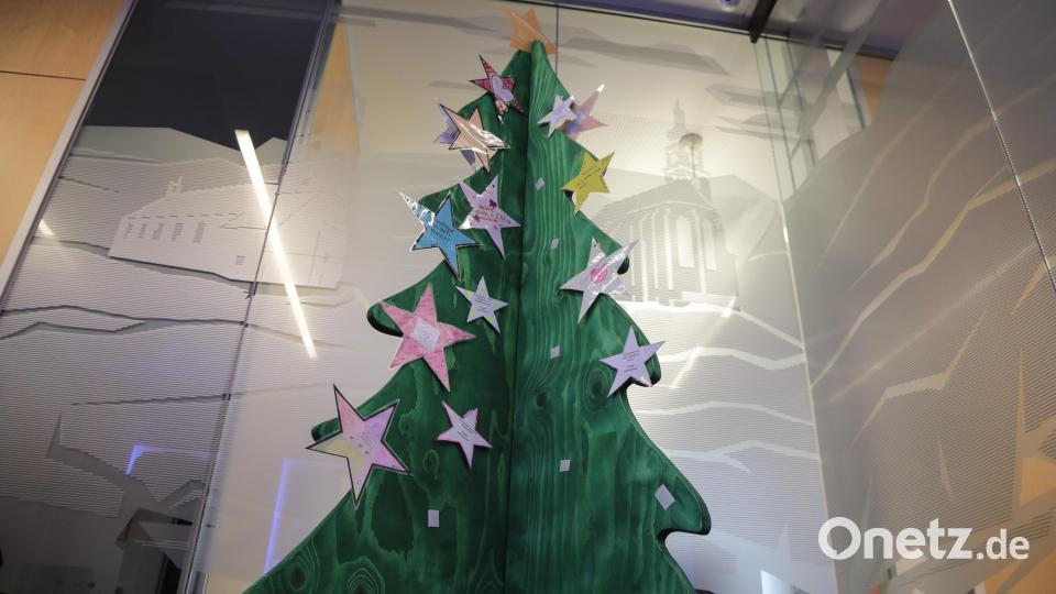 Der Wunschbaum steht die meiste Zeit im Foyer der Raiffeisenbank in der Sulzbacher Neustadt.Jeder, der aus freien Stücken Gutes tun will, kann sich einen Papierstern mit einem darauf notierten Wunsch nehmen und das Geschenk für Kinder und erwachsene Bewohner des Ernst-Nägelsbach-Hauses besorgen. Bild: Wolfgang Steinbacher