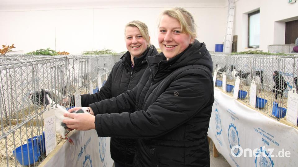 Maria und Christine Striegl aus Neustadt gehören zu den wenigen jungen Kleintierzüchtern. Sie wurden in ihr Hobby praktisch hineingeboren, da Papa Josef und vor ihm sein Vater Josef mit Leidenschaft Kleintiere züchteten. Bild: prh