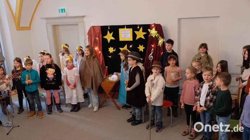 Erwärmend die &quot;Lebendige Krippe&quot; mit Schülerinnen und Schülern der Grundschule am Rauhen Kulm Bild: do