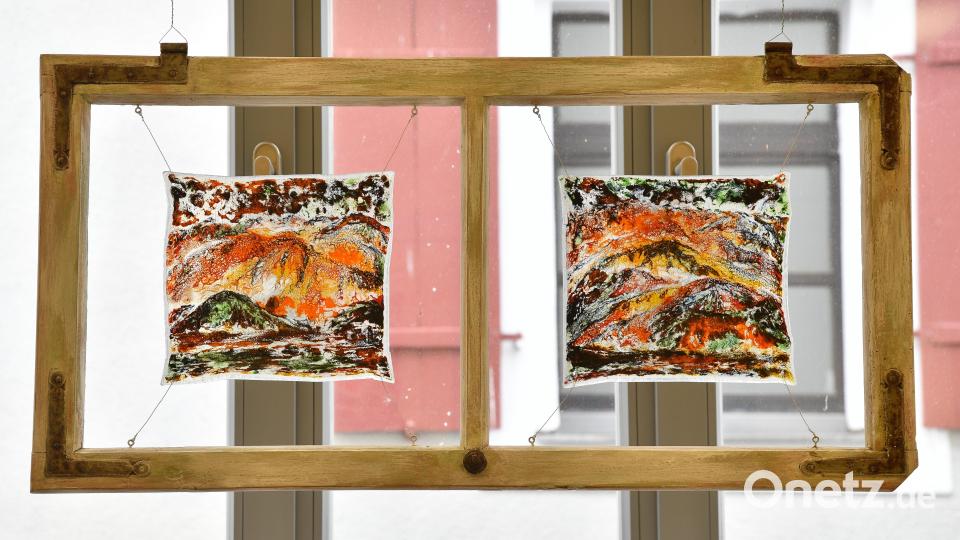 Marion Mack hat Glaskunst mit Fensterrahmen verbunden. Bild: Petra Hartl