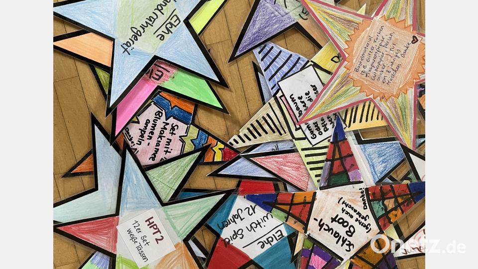12er-Set weiße Tassen, Handrührgerät, Puzzle, Schlauchboot: Auf den Sternen haben die Bewohner des Ernst-Naegelsbach-Hauses ihre Weihnachtswünsche geschrieben. Nun hoffen sie darauf, dass großzügige Menschen ihnen eine kleine Freude machen und freiwillig das Geschenk besorgen. Bild: KRAS...medien