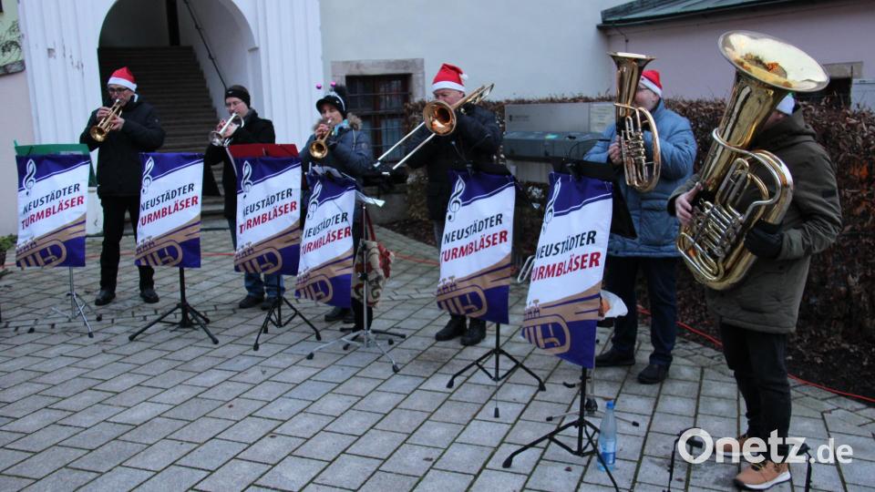 Die Neustädter Turmbläser sorgen mit weihnachtlicher Musik für die passende musikalische Umrahmung. Bild: prh
