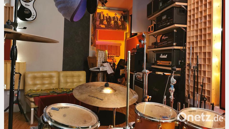 Im Aufnahmeraum steht ein Schlagzeug und hängt das Bild einer Band ("Acoustic Gravity") von Hermann Utz an der Wand. Bild: Portner