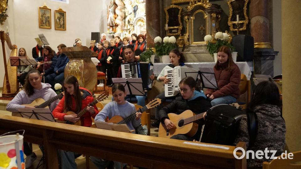 Der musikalische Nachwuchs des Musikateliers Heigl meistert den Auftritt souverän. Im Hintergrund der Kirchenchor. Bild: wel