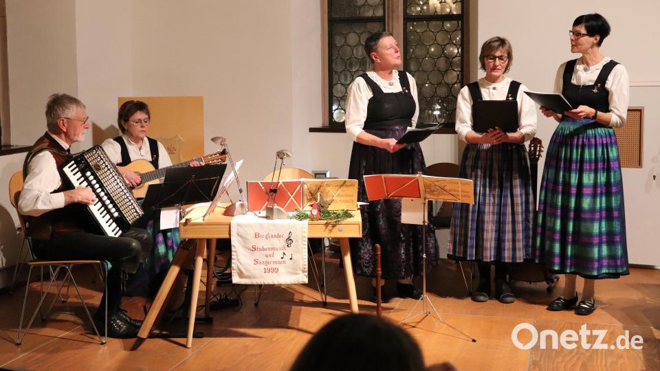 Die Birgländer Sängerinnen und die Stubenmusik wissen: &quot;Advent is a Leucht&#039;n&quot;. Bild: cog