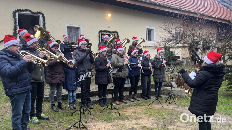 Die Blaskapelle Seebarn sorgt mit ihren Klängen für vorweihnachtliche Stimmung. Bild: sns