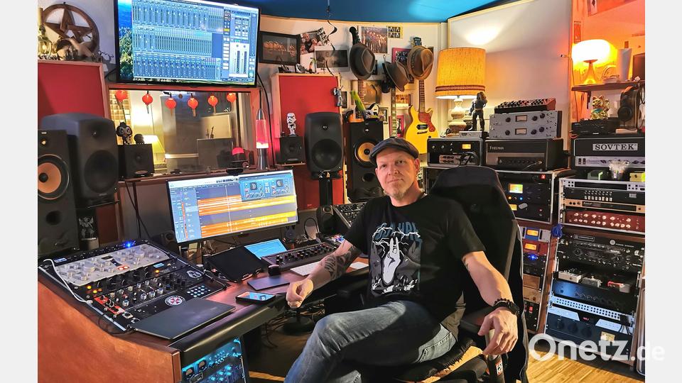 Hermann Utz sitzt am Mixing-Desk in seinem Tonstudio „Recording Hill“ in Schönsee. Das kleine Glasfenster gibt den Durchblick zum Aufnahmeraum frei. Bild: Portner
