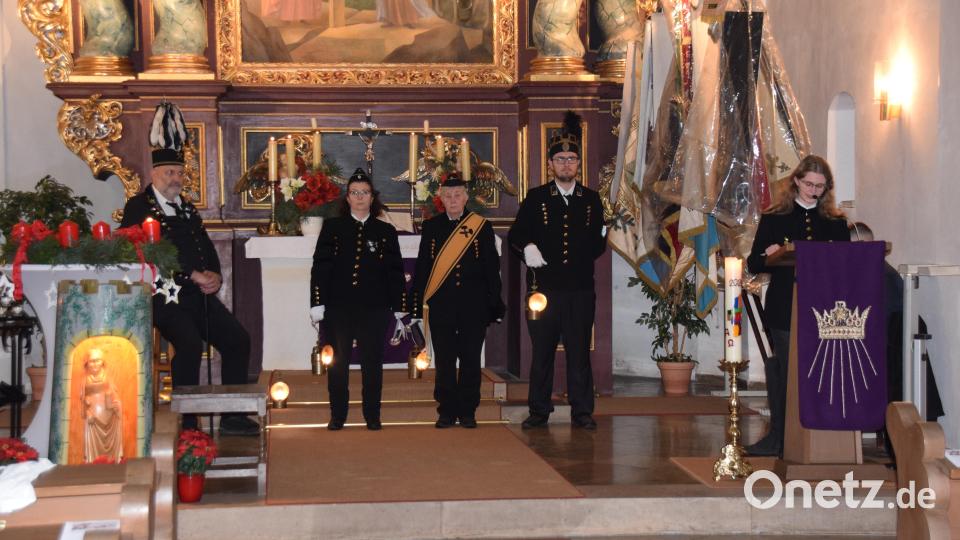 Die Knappen gestalteten den Gottesdienst mit, den Lektorin Anna-.Maria Trautmann in der Tracht der Bergleute feierte. Bild: hdk