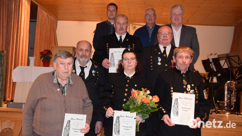 Ehrungen beim Bergknappenverein Königstein: (vorne, von links) Erwin Graf, Birgit Stollner, Werner Graf, (mittlere Reihe, von links) Manfred Stollner, Richard Luber, Hans-Jürgen Reitzenstein, (hinten, von links) Bürgermeister Jörk Kaduk, Kreisrat Winfried Franz, Landrat Richard Reisinger. Bild: hdk