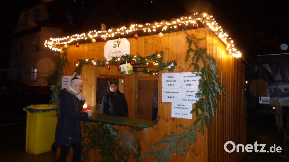 In den Buden im Außenbereich gibt es Flüssiges und Essbares. Bild: hme