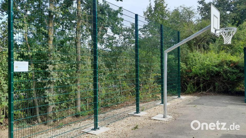 Die Jugendlichen hatten sich im Zuge der Initiative &quot;Sag wAS Freudenberg&quot; einen Basketballkorb beziehungsweise eine Streetball-Anlage gewünscht. Dank der finanziellen Unterstützung durch das Regionalbudget konnte die Gemeinde Freudenberg diesen Wunsch erfüllen. Archivbild: Gemeinde Freudenberg