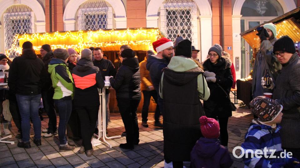 Sehr gut besucht ist am Sonntag der Weihnachtsmarkt der Vereine am Neustädter Schlossplatz. Bild: prh