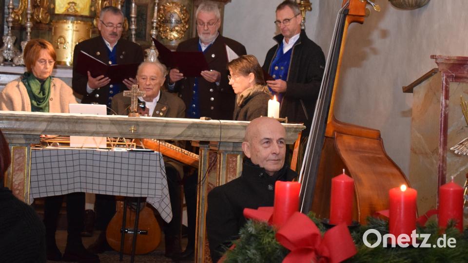 Die &quot;Ehenfelder Sänger&quot; und die &quot;Wernberger Stubenmusi&quot; stimmen beim Altbayerischen Adventssingen in der St. Anna Kirche auf Weihnachten ein. Bild: bnr
