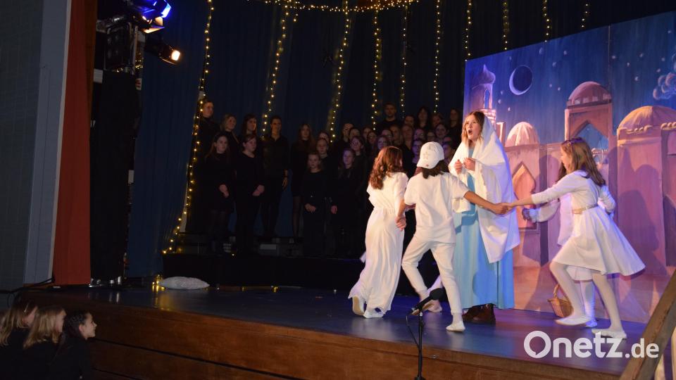Am Wochenende fand in der ausverkauften Turnhalle die Premiere des Weihnachtsmusicals &quot;Sternstunde in Bethlehem&quot; statt. Die Geschichte um die Geburt Christi wird erzählt von den Sternen Stella, Tana, Lele, Figaro und Schira. Bild: fla