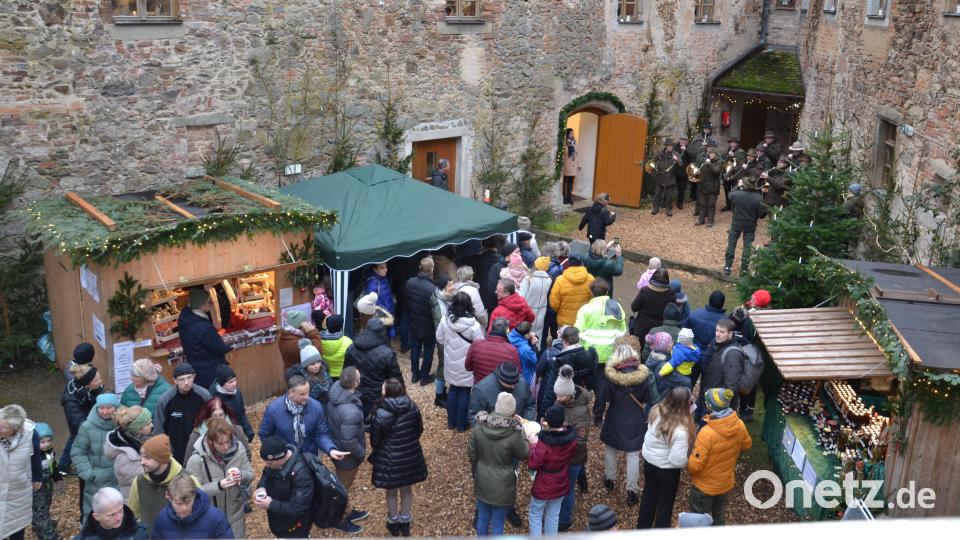 Im Schlosshof mit den Jagdhornbläsern im Hintergrund. Bild: gi