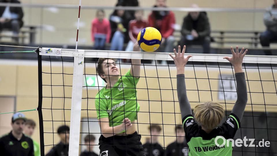 Lukas Franz (links) vom VC/DJK Amberg befördert in dieser Szene mit einem kräftigen Schmetterschlag den Ball in die Hälfte des TB Weiden. Die Amberger holten sich den Oberpfalztitel der U18. Bild: Hubert Ziegler